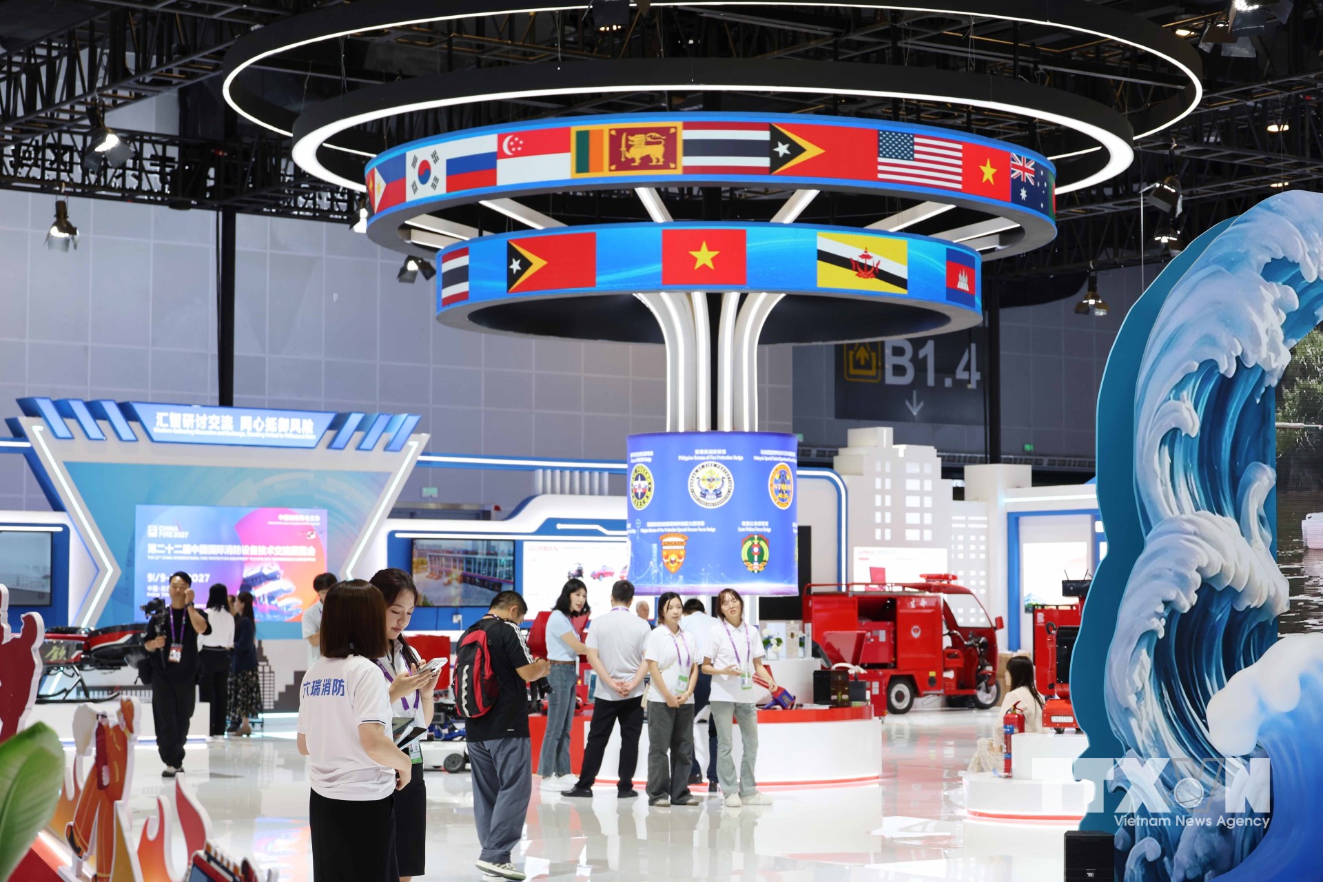 Các khu trưng bày về AI tại CAEXPO năm 2026 luôn thu hút sự quan tâm của doanh nghiệp cũng như người dân Trung Quốc và ASEAN. (Ảnh: Công Tuyên/TTXVN)